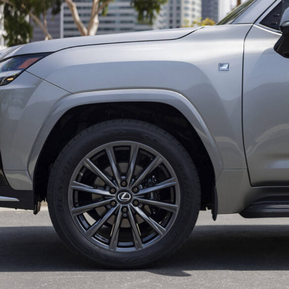 lexus-2026-gallery-lx-600-f-sport-atomic-silver-wheels